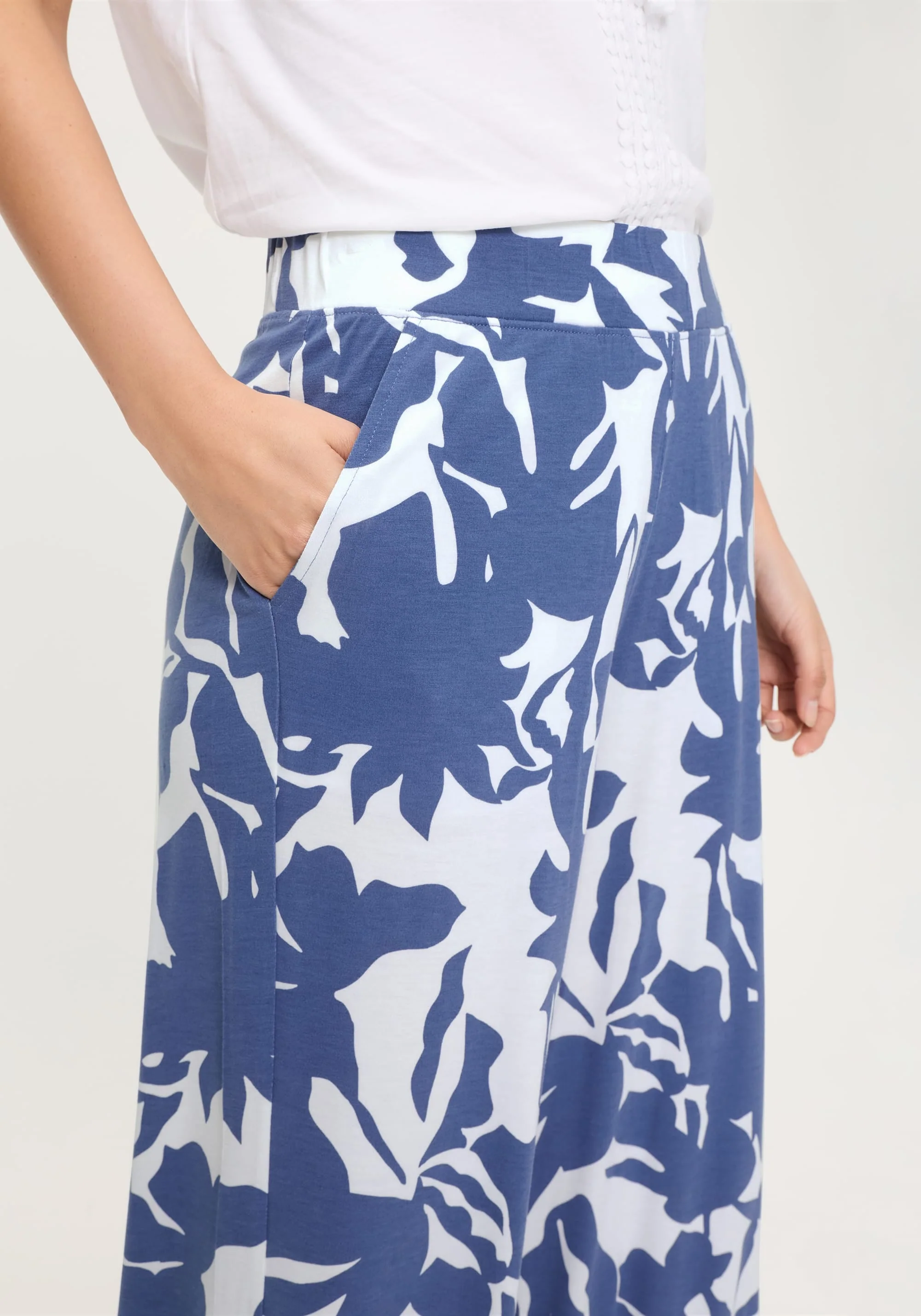 Abstract Floral Jersey Cropped Pant - Image 4