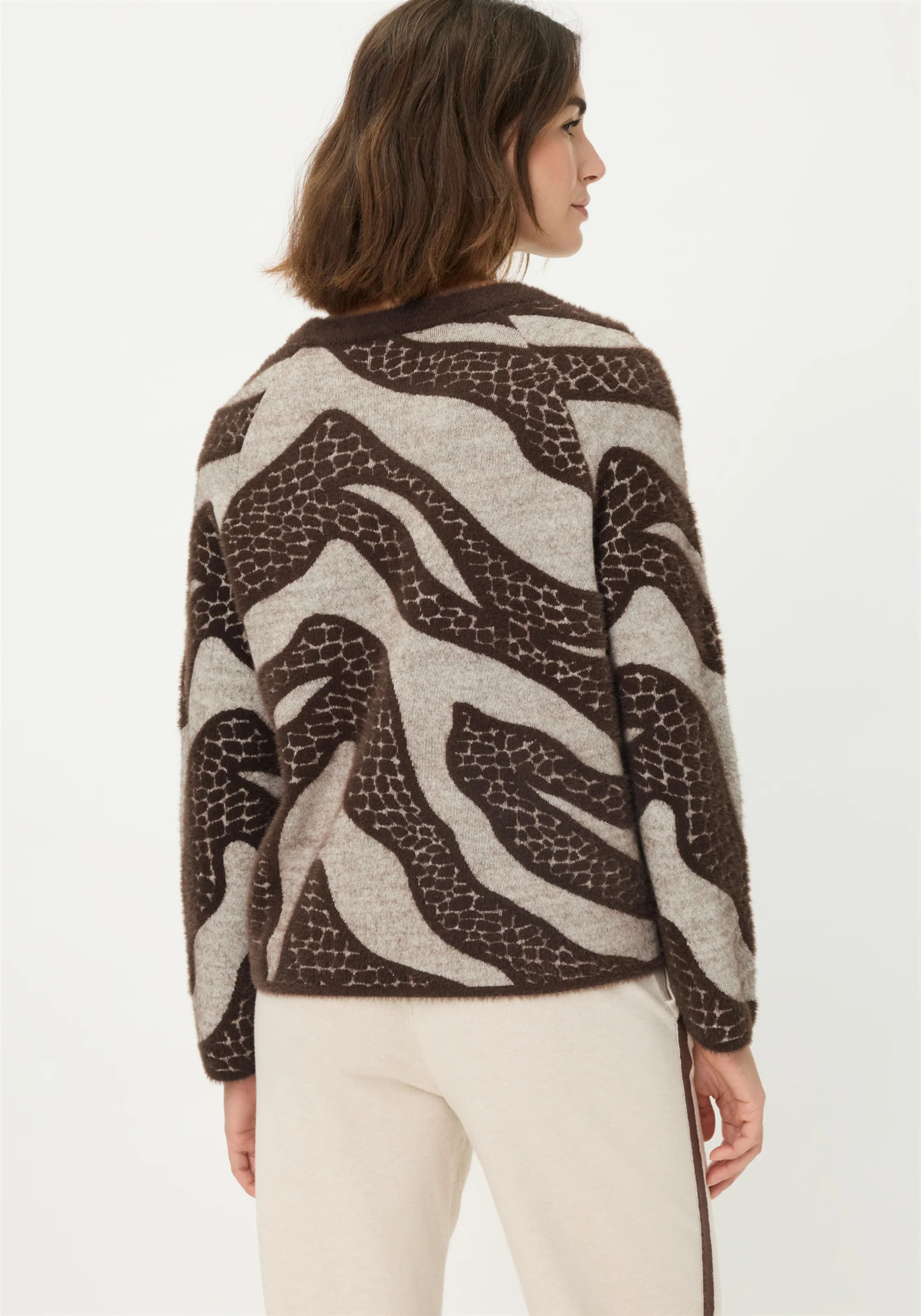Abstract Modern Animal Feather Knit Pull-Over - Image 3