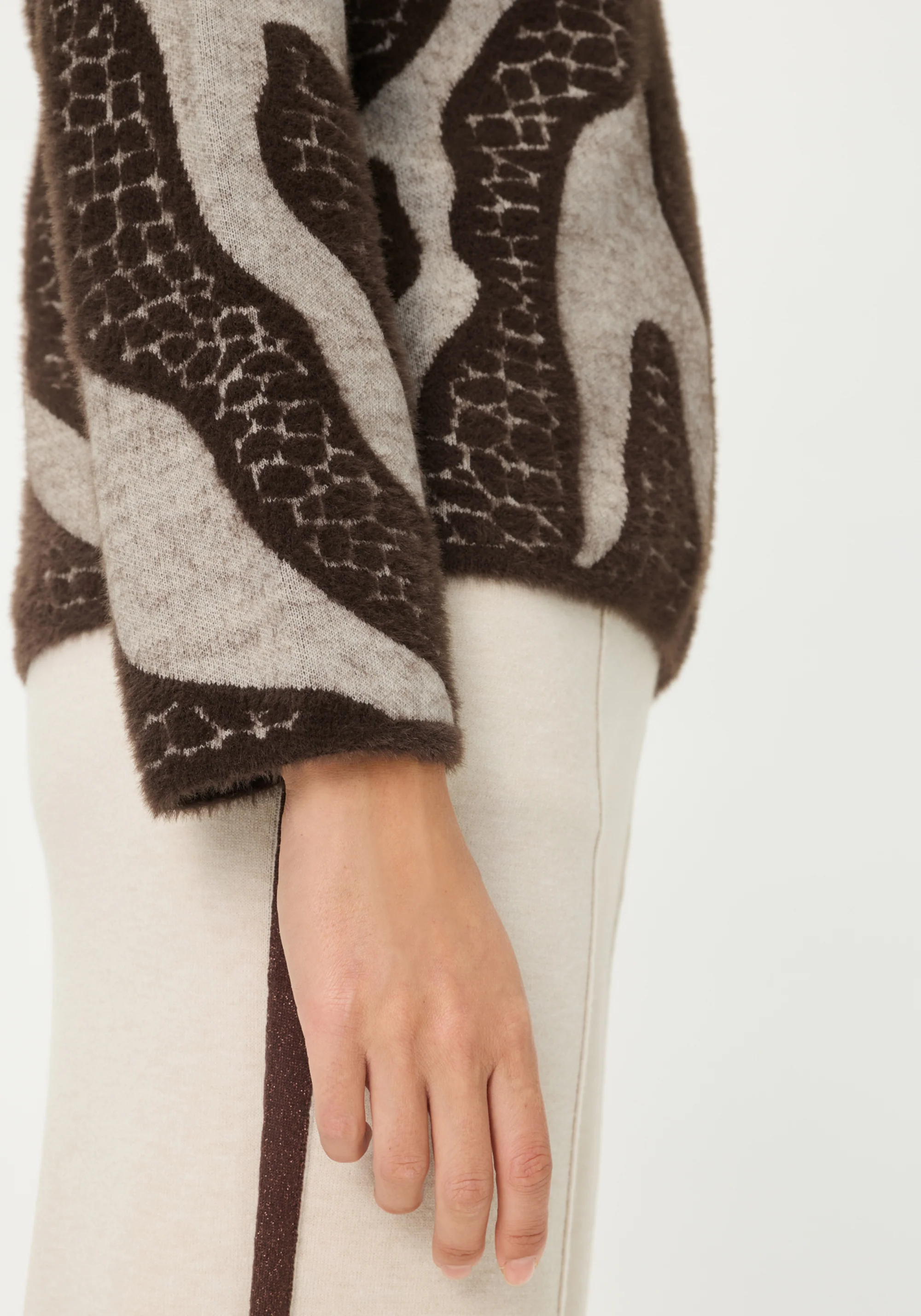 Abstract Modern Animal Feather Knit Pull-Over - Image 4