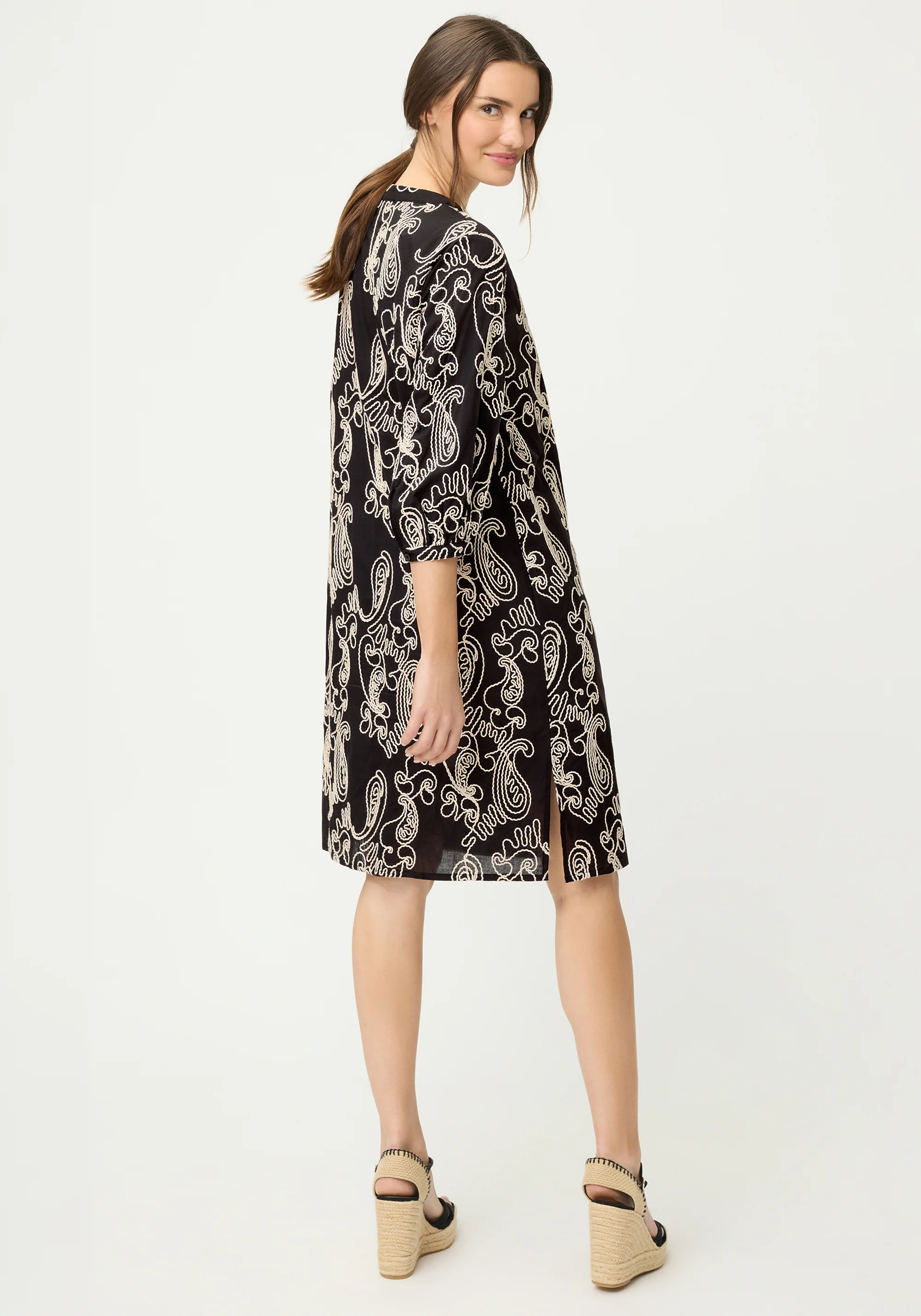 Embroidered 3/4 sleeve dress - Image 3