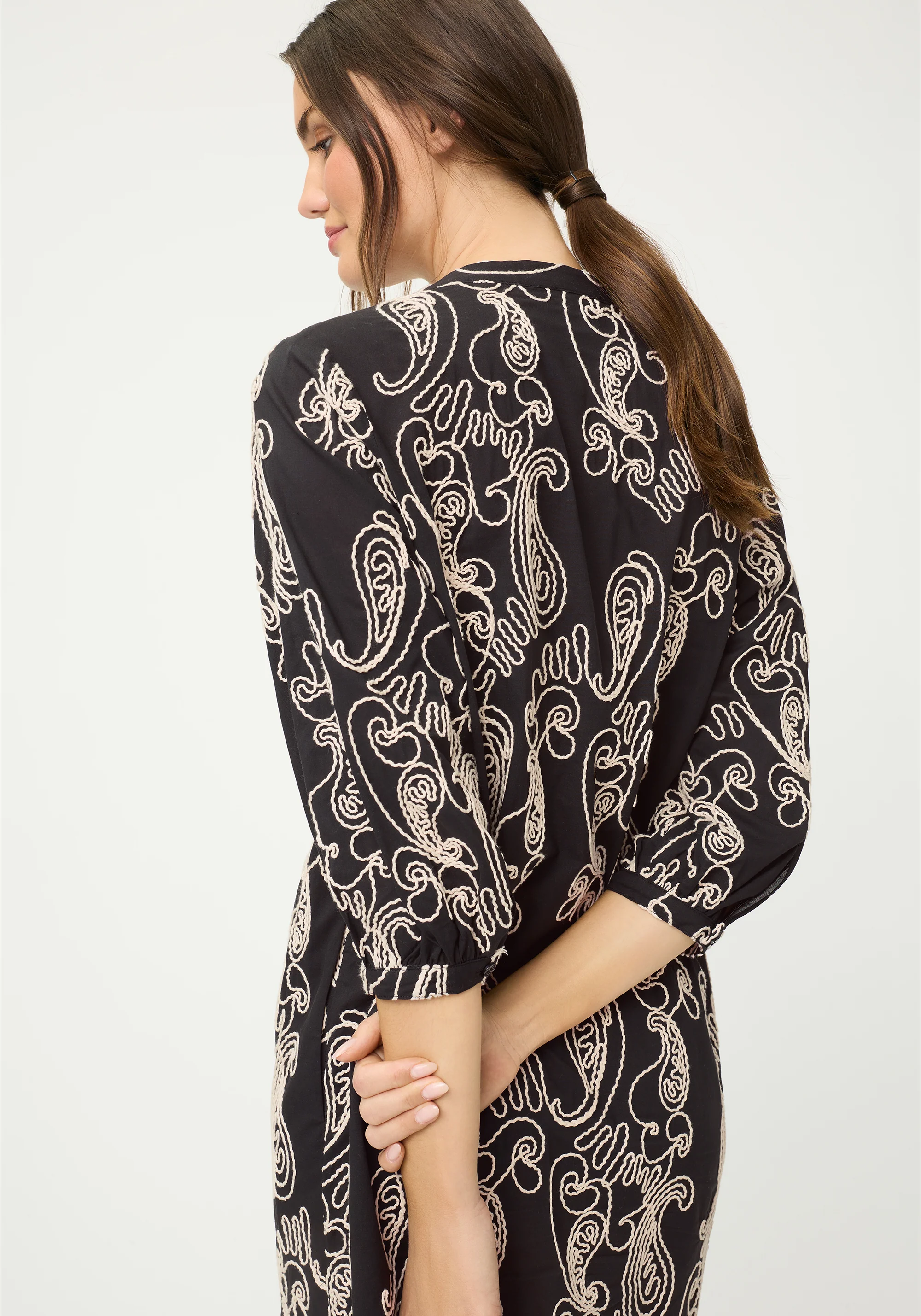 Embroidered 3/4 sleeve dress - Image 4