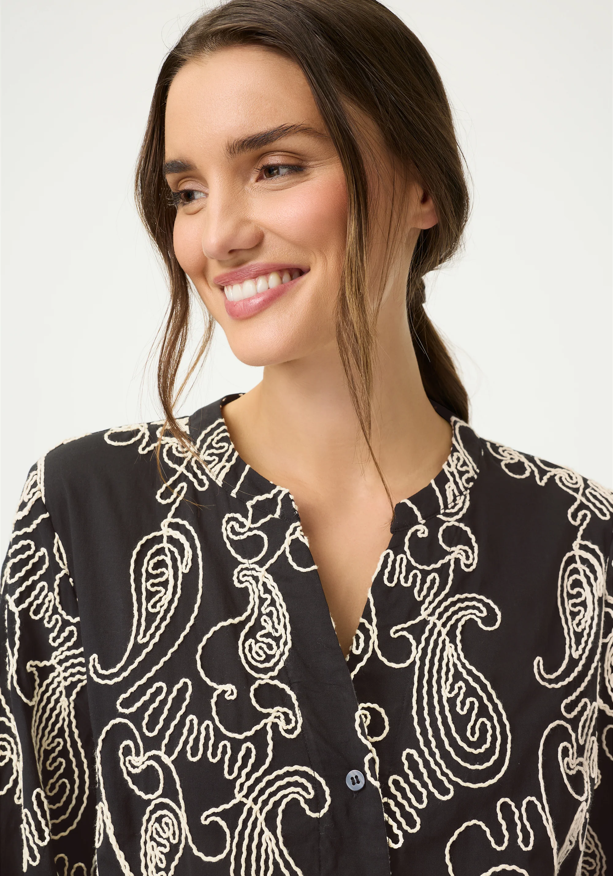 Embroidered 3/4 sleeve dress - Image 5